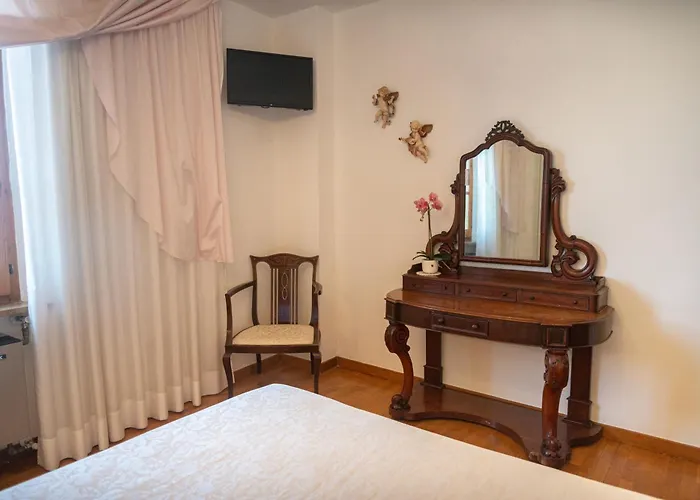 Il Chiostro 3* アッシジ